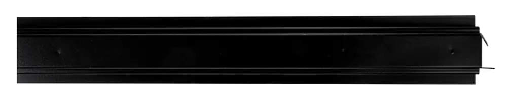 Schwarzes Kollektorzwischenblech für die Montage von zwei Kollektoren, produziert von Wolf. Langes, flaches Design mit deutlichen Befestigungspunkten.